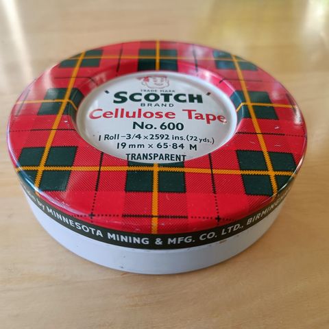 Scotch tape tomboks.