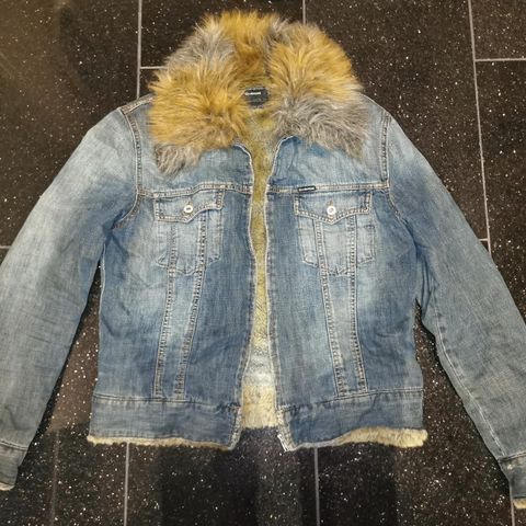 Tilnærmet ubrukt denimjakke med fuskepels (faux fur) fra Energie - XL