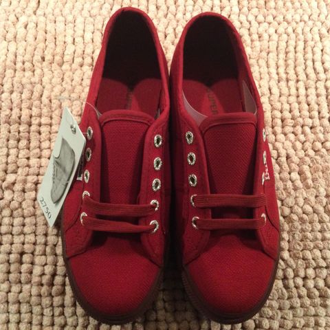 Nye lekre røde Superga sko