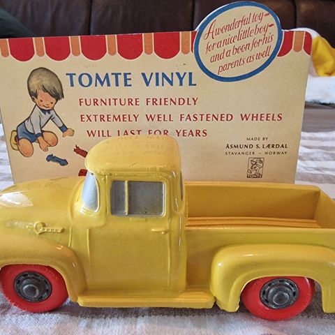 Tomte Lærdal Ford F-100 i flott stand, med repro utstillings display