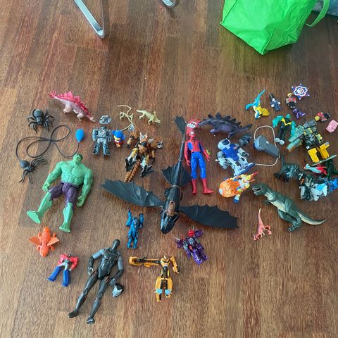 Ulike leketøysfigurer, Transformers, Marvel og mer