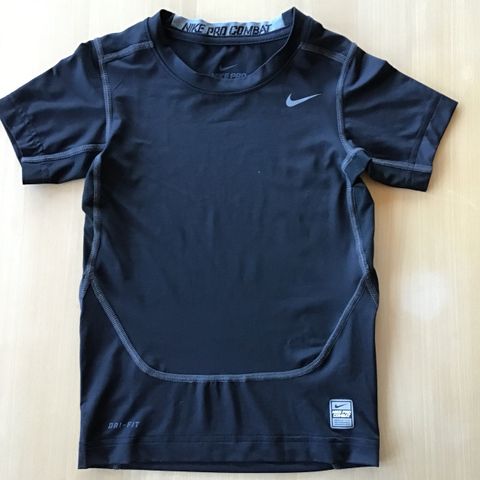 Nike Pro Combat topp str. S (8-10 å/128-137 cm)r