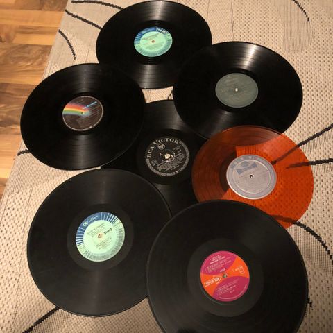 7 LP vinyl plater til dekor. Platene har hull til å henge på vegg.