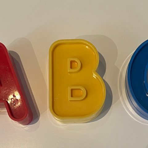 ABC plastbokstaver til putteboks eller dekorasjon