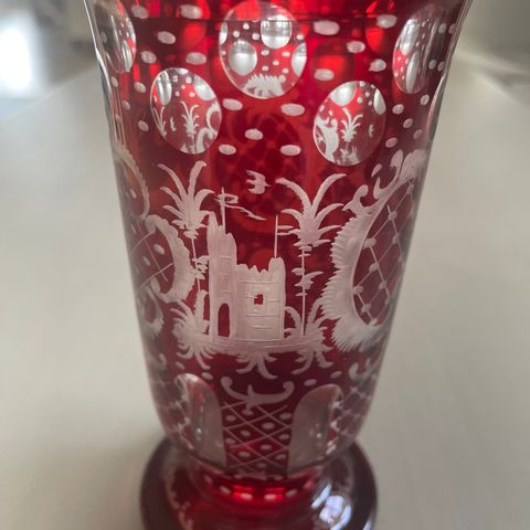 Eldre Bohemia rød krystall. Vase med lokk. Krukke.