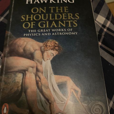 Stephen Hawking sin bok On the Shoulders of Giants til salgs.