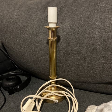 Messinglampe med skjerm