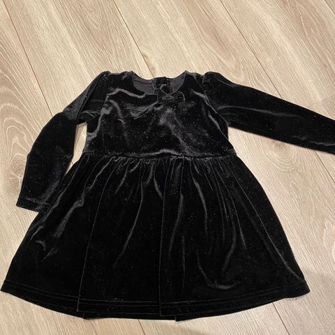 Sort kjole i velur m/ glitter str 80 + sort strømpe
