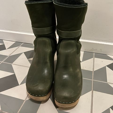 Ladies Beautiful green leather and sheepskin Swedish Hasbeens winter boots.  40.