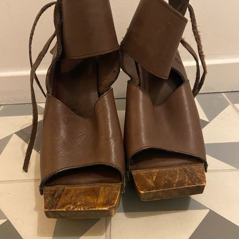 Beautiful brown wood and leather John Fluevog platform sandals. 40.