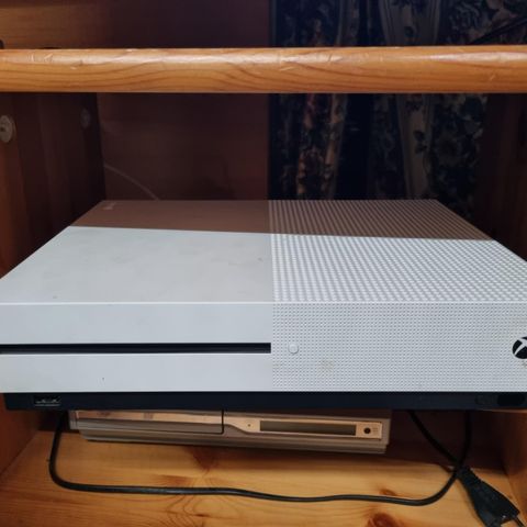 Xbox One S 500Gb med spill og kontroll