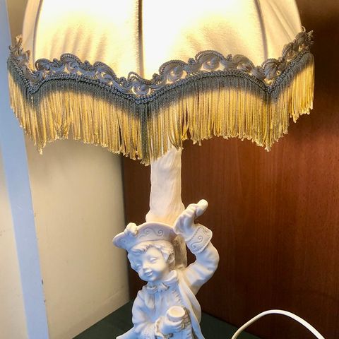 Vintage bordlampe med guttefigur produsert i Italia.