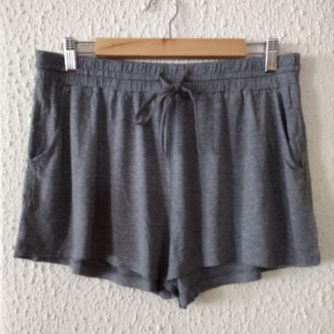 Shorts i 100% viskose str M