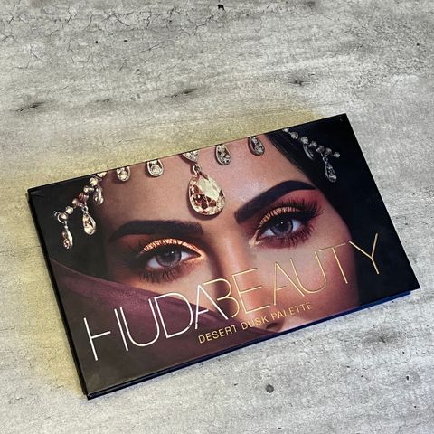 Huda Beauty Dessert Dusk Eyeshadow palette