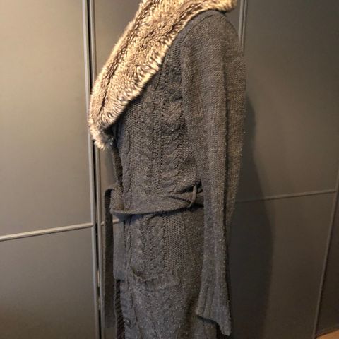 Strikkejakke  Cardigan m  lommer & Faux fur