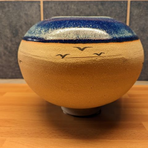 Keramikk vase laget av keramiker Eli Solgaard, Høvåg Kunstsenter.