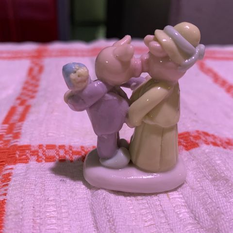 Liten porselensfigur - frieri eller bryllup 4,8cm