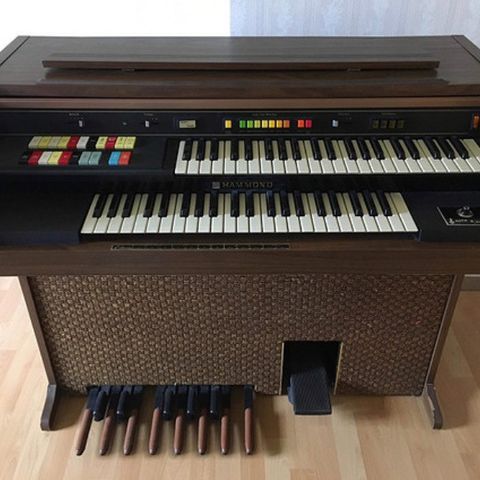 Elektronisk orgel Hammond. Med krakk. Fint brukt.