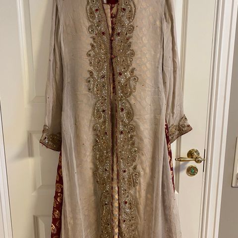 Kjempefin pakistansk/indisk gown i nydelige farger
