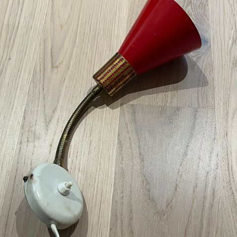 Vintage Lampe i rødt og messing - mid century