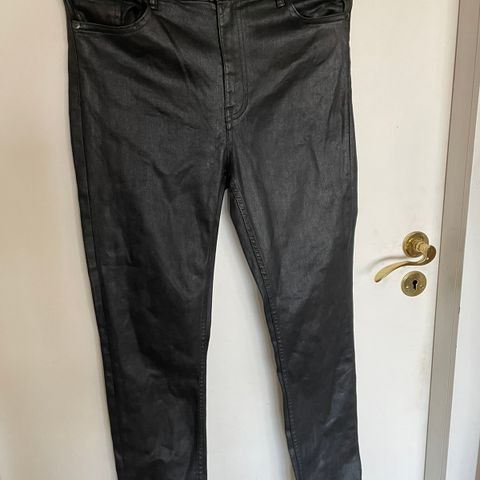 Jeans svart coated str. 40