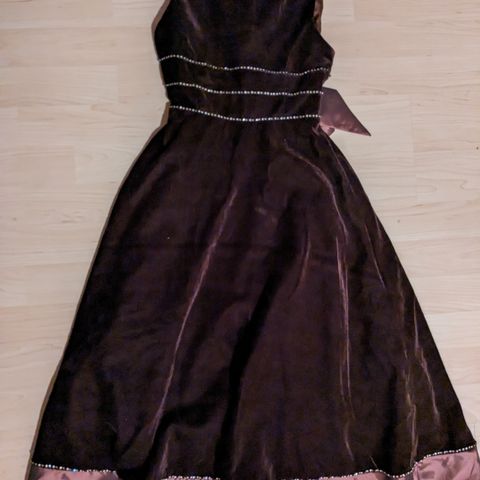 Nydelig kjole i fløyelstoff strl 134