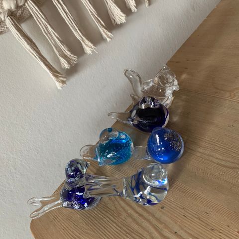 Glassfigurer Glassfugler selges samlet