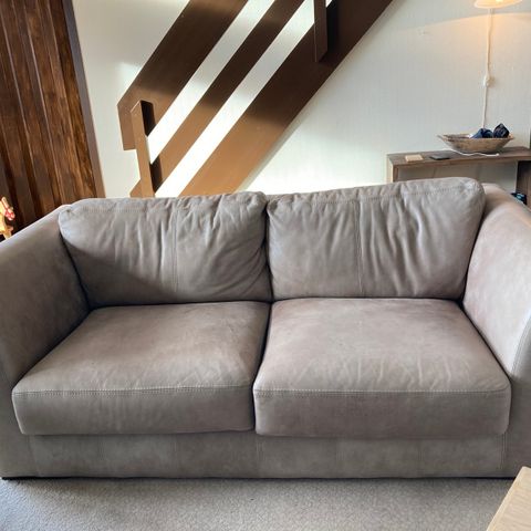 Skinn sofa og puff «Home&cottage»-stil