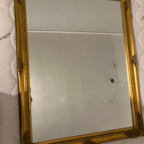 Nydelig speil med gullramme