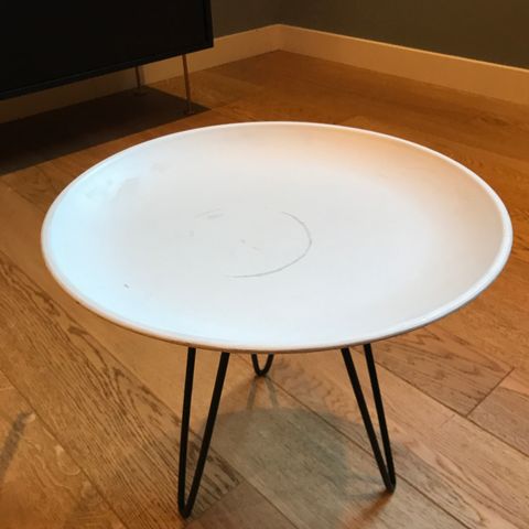 Rundt bord med sortlakkerte stålben (40cm)