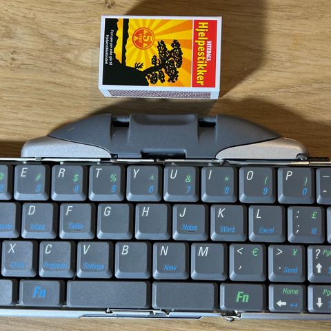Vintage og fortsatt brukbar ultratynn og sammenleggbart Bluetooth tastatur