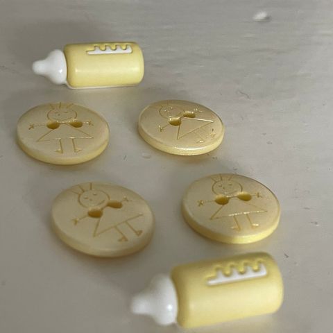 Unike knapper. 2 tåteflasker og 4 gule knapper med bilde av jente i kjole