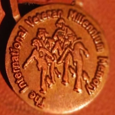 Nøkkelring med miniatyr medalje. År 2000. Kr. 40,-.