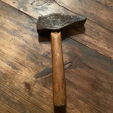 Antik hammer - til bruk eller dekorasjon