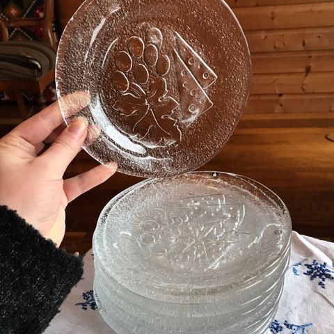 Retro tallerken/asjett/ostbricka fra Pukeberg of Sweden i mønstret klart glass