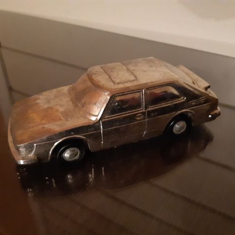 Saab 900 Turbo sølvplett modellbil ca 16 cm lang. Fungerer som sparebøsse.