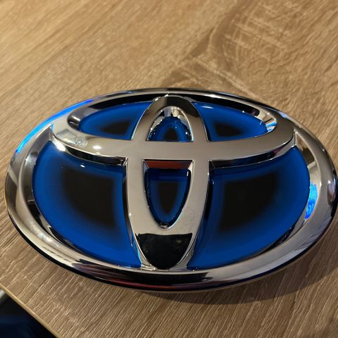 emblem toyota yaris 3 foran 2017-2018 lift