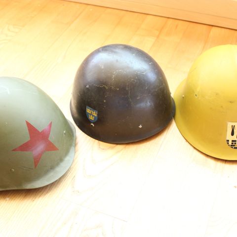Tre hjelmer selges samlet