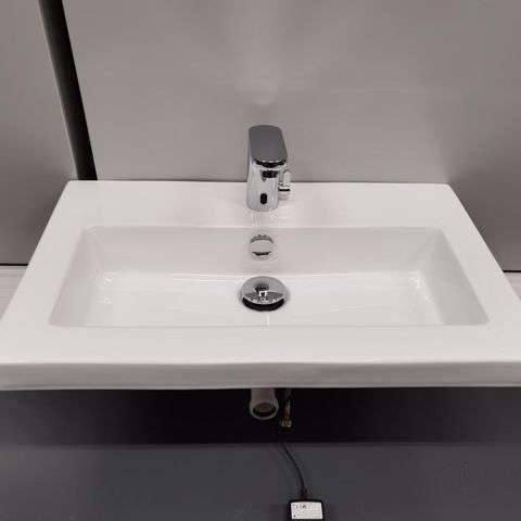 Moderne Vasken med sensor kranen.