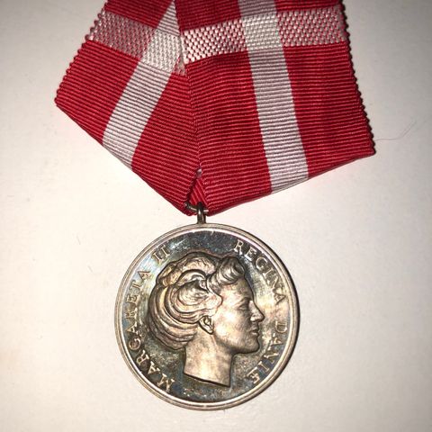 Royal Medal of Recompense (Den Kongelige Belønningsmedaille), Margrethe II. Sølv