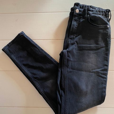 Skinny fit jeans til gutt (str. 170 )fra H&M