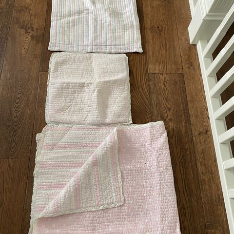 Flott rosa teppe og 2 puter fra Zara Home til barnerom selges 220kr