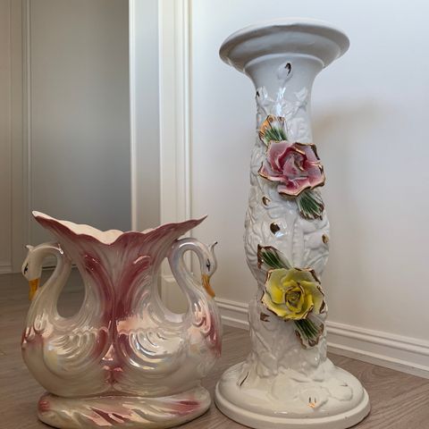 Porselen italiensk blomstervase og pidestall