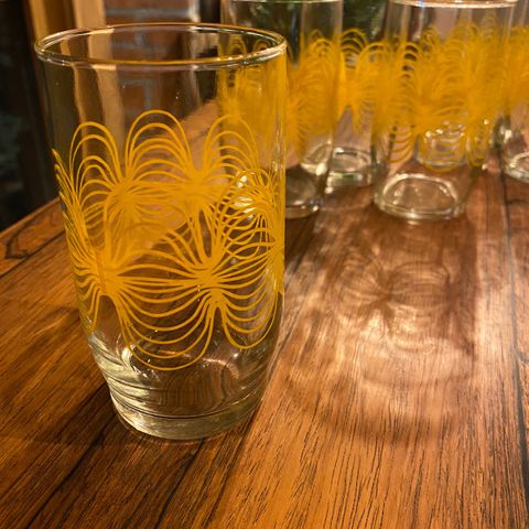 10 retro glass med gult mønster