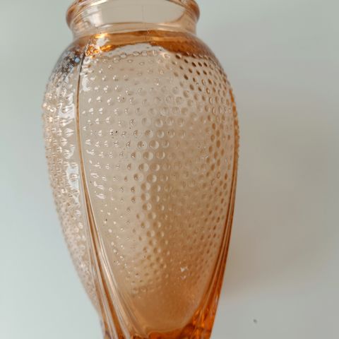 Gammel fransk vase i rosa pressglass