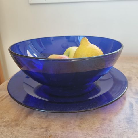 Nydelig koboltblå skål i glass (fatet er solgt).