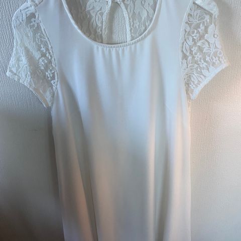 Nydelig hvit kjole med blonder XS/S lekker rygg