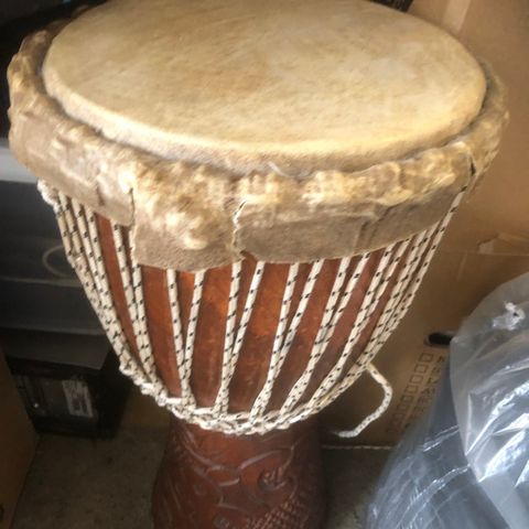 Håndlaget Djembe med geiteskinn