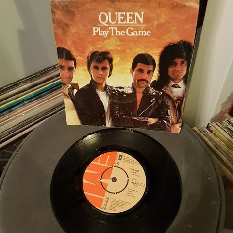 Queen play the game/a human body 7", 45rpm