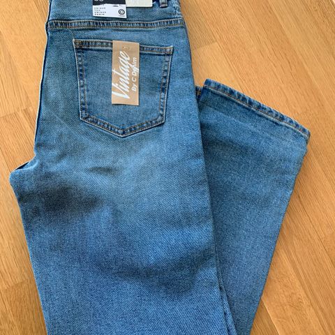 Ny jeans m merkelapp, 28 inch i livvidden, tilsvarer str 36. kr 100